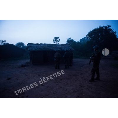 Tirailleurs du 1er RT du GTIA (groupement tactique interarmes) Vercors dans un village, lors d'une patrouille dans le village de Liby, dans le secteur de Damara, en appui aux casques bleus burundais de la MINUSCA (mission multidimensionnelle intégrée des Nations Unies pour la stabilisation en Centrafrique).