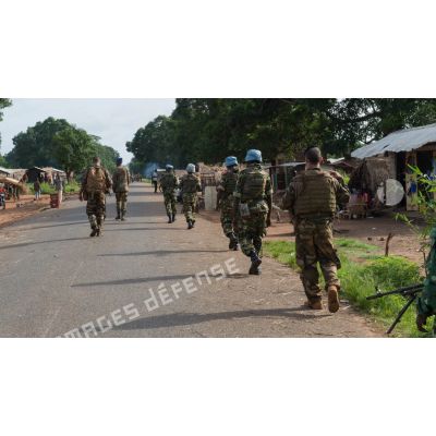 Des tirailleurs du 1er RT du GTIA (groupement tactique interarmes) Vercors et des casques bleus burundais de la MINUSCA (mission multidimensionnelle intégrée des Nations Unies pour la stabilisation en Centrafrique) effectuent une patrouille dans le village de Liby, dans le secteur de Damara.
