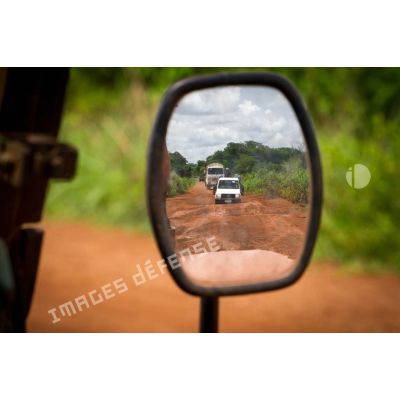 Montés à bord de véhicules dont un pick-up Toyota 4x4, les casques bleus burundais de la MINUSCA (mission multidimensionnelle intégrée des Nations Unies pour la stabilisation en Centrafrique) évoluent sur une route de campagne, lors d'une patrouille dans le secteur de Damara.
