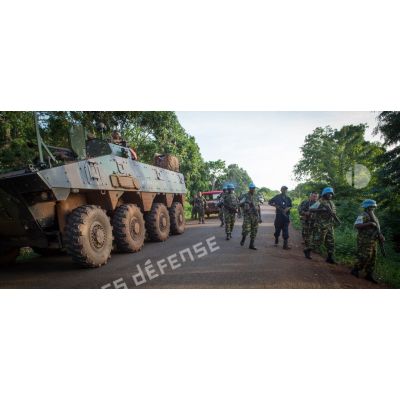 Montées à bord d'un VBCI, les troupes du 1er RT du GTIA (groupement tactique interarmes) Vercors appuient les casques bleus burundais de la MINUSCA (mission multidimensionnelle intégrée des Nations Unies pour la stabilisation en Centrafrique), lors d'une patrouille dans le secteur de Damara.
