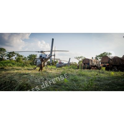 Entretien et reconditionnement des machines sur un hélicoptère Fennec AS-555 du DETFENNEC (détachement Fennec), lors d'un bivouac pendant une patrouille près de la ville de Boda, à 200 Km au nord-ouest de Bangui.