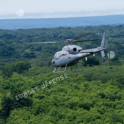 Un Fennec AS-555 du DETFENNEC (détachement Fennec) survole la forêt tropicale lors d'une patrouille dans le secteur de Boda, à 200 Km au nord-ouest de Bangui.