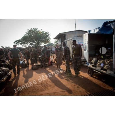 Chargement du paquetage des tirailleurs de la compagnie rouge du 1er RT du GTIA (groupement tactique interarmes) Turco dans des wagons cargos au camp M'Poko de Bangui, dans le cadre de leur départ du théâtre d'opérations par VAM (voie aérienne militaire) par VAM (voie aérienne militaire).