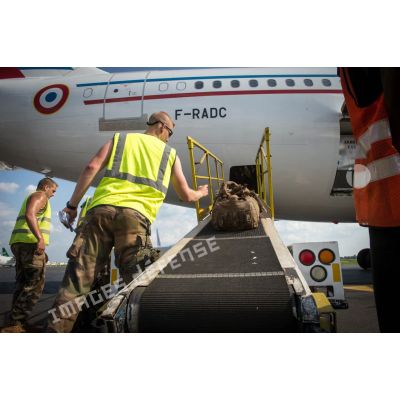 Chargement du matériel des tirailleurs de la compagnie rouge du 1er RT du GTIA (groupement tactique interarmes) Turco à bord d'un Airbus A310-300 stationnant sur la piste de l'aéroport de Bangui, dans le cadre de leur départ du théâtre d'opérations par VAM (voie aérienne militaire).