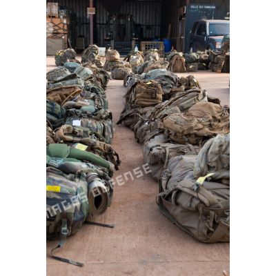 Regroupement du paquetage des tirailleurs de la compagnie rouge du 1er RT du GTIA (groupement tactique interarmes) Turco au camp M'Poko de Bangui, dans le cadre de leur départ du théâtre d'opérations par VAM (voie aérienne militaire).