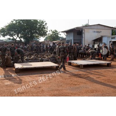 Rassemblement des tirailleurs de la compagnie rouge du 1er RT du GTIA (groupement tactique interarmes) Turco au camp M'Poko de Bangui, dans le cadre de leur départ du théâtre d'opérations par VAM (voie aérienne militaire).
