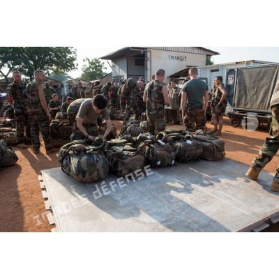 Chargement du paquetage des tirailleurs de la compagnie rouge du 1er RT du GTIA (groupement tactique interarmes) Turco sur une palette au camp M'Poko de Bangui, dans le cadre de leur départ du théâtre d'opérations par VAM (voie aérienne militaire).