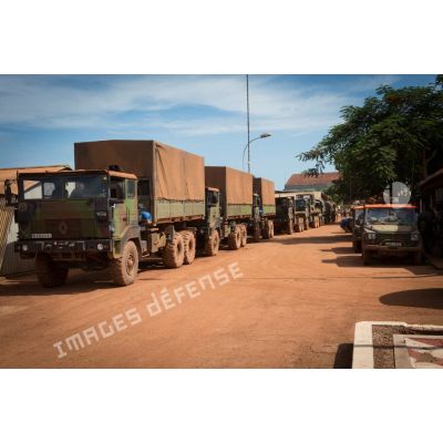 Colonne de camions TRM-10000 à la sortie du camp M'Poko de Bangui, dans le cadre d'un convoi logistique du Batlog (bataillon logistique) Taillefer à destination des BOA (bases opérationnelles avancées) de Sibut et de Bambari.