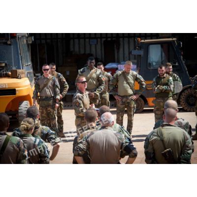 Rassemblement des logisticiens du Batlog (bataillon logistique) Taillefer sur la place d'armes du camp M'Poko de Bangui, lors d'un briefing préparatoire à un convoi à destination des BOA (bases opérationnelles avancées) de Sibut et de Bambari.