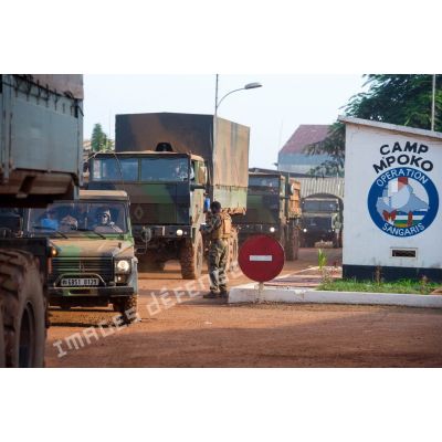 Départ d'un convoi logistique du Batlog (bataillon logistique) Taillefer du camp M'Poko de Bangui à destination des BOA (bases opérationnelles avancées) de Sibut et de Bambari.