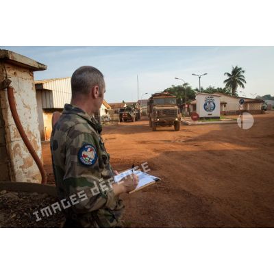 Sous l'oeil attentif d'un logisticien du Batlog (bataillon logistique) Taillefer, un camion GBC-180 quitte le camp M'Poko de Bangui dans le cadre d'un convoi à destination des BOA (bases opérationnelles avancées) de Sibut et de Bambari.