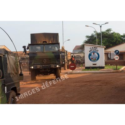 Départ d'un convoi logistique du Batlog (bataillon logistique) Taillefer du camp M'Poko de Bangui à destination des BOA (bases opérationnelles avancées) de Sibut et de Bambari.