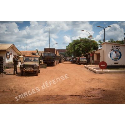 Colonne de camions TRM-10000 à la sortie du camp M'Poko de Bangui, dans le cadre d'un convoi logistique du Batlog (bataillon logistique) Taillefer à destination des BOA (bases opérationnelles avancées) de Sibut et de Bambari.