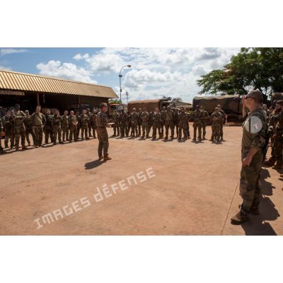 Rassemblement des logisticiens du Batlog (bataillon logistique) Taillefer sur la place d'armes du camp M'Poko de Bangui, lors d'un briefing préparatoire à un convoi à destination des BOA (bases opérationnelles avancées) de Sibut et de Bambari.