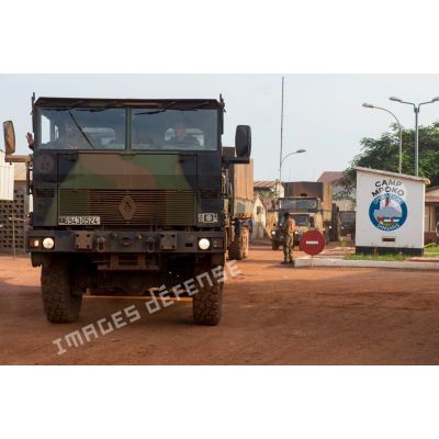Camion TRM-10000 au départ d'un convoi logistique du Batlog (bataillon logistique) Taillefer du camp M'Poko de Bangui à destination des BOA (bases opérationnelles avancées) de Sibut et de Bambari.