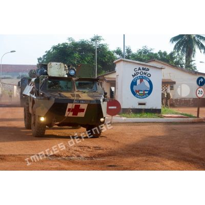 Un VAB sanitaire escorte un convoi logistique du Batlog (bataillon logistique) Taillefer du camp M'Poko de Bangui à destination des BOA (bases opérationnelles avancées) de Sibut et de Bambari.