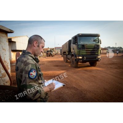 Sous l'oeil attentif d'un logisticien du Batlog (bataillon logistique) Taillefer, un camion-citerne Scania CCP10 (camion citerne polyvalent de 10 mètres cubes) quitte le camp M'Poko de Bangui dans le cadre d'un convoi à destination des BOA (bases opérationnelles avancées) de Sibut et de Bambari.