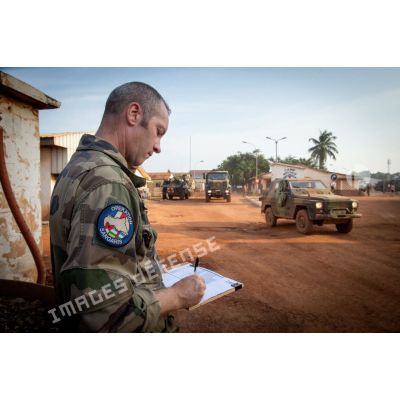 Sous l'oeil attentif d'un logisticien du Batlog (bataillon logistique) Taillefer, une Peugeot P4 P (modèle blindé) quitte le camp M'Poko de Bangui afin d'escorter un convoi à destination des BOA (bases opérationnelles avancées) de Sibut et de Bambari.