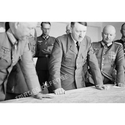 Adolf Hitler en tournée d'inspection au quartier général du maréchal Erich von Manstein, autour de lui le maréchal Ewald von Kleist et les généraux (General der Gebirgstruppe) Ferdinand Schörner et le Generalmajor Kurt Zeitzler.