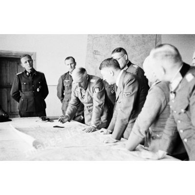 Lors d'une inspection au sein du quartier général des armées du Sud, le maréchal Erich von Manstein présente la situation militaire à Adolf Hitler.
