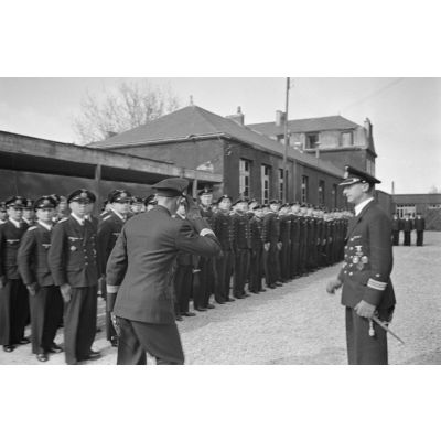 Lors d'une cérémonie de la Kriegsmarine à Saint-Nazaire, des sous-officiers au garde-à-vous à l'arrivée des autorités.