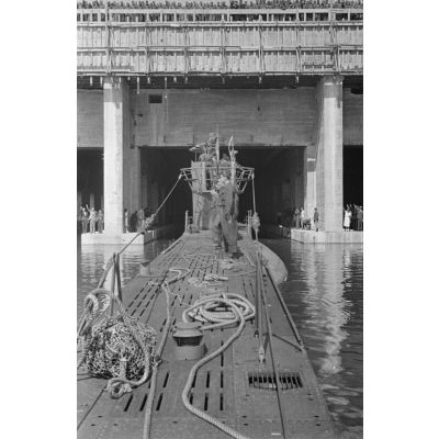 Le sous-marin allemand U-203 amorce son entrée dans une alvéole du port sous-marin de Saint-Nazaire.