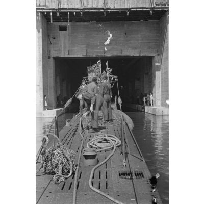 Le sous-marin allemand U-203 amorce son entrée dans une alvéole du port sous-marin de Saint-Nazaire.