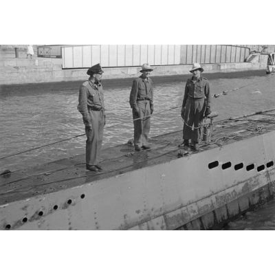 Des membres de l'équipage du sous-marin U-69 lors du retour du navire au port de Saint-Nazaire.