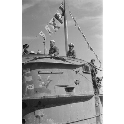 Le sous-marin U-69 dans le port de Saint-Nazaire, des fanions de victoires sont visibles, l'insigne du sous-marin également (une vache qui rit).