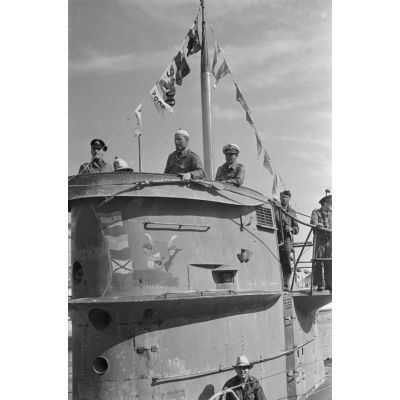 Le sous-marin U-69 dans le port de Saint-Nazaire, des fanions de victoires sont visibles, l'insigne du sous-marin également (une vache qui rit).