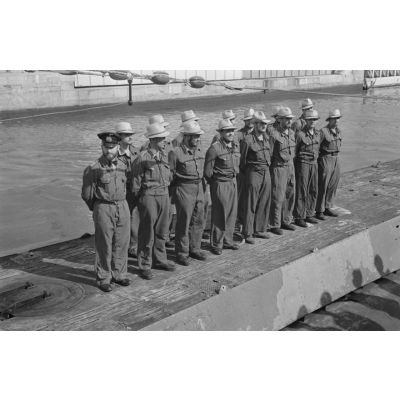De retour au port de Saint-Nazaire suite à la 3e croisière, une partie de l'équipage pose sur le pont du U-boot coiffée du fameux panama, devenu un signe de reconnaissance des sous-mariniers du U-69.