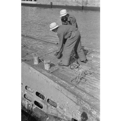 Des membres de l'équipage du sous-marin U-69 lors du retour de navire au port de Saint-Nazaire, coiffés du fameux panama, devenu leur signe de reconnaissance .