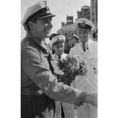 Erich Topp, commandant du sous-marin U-552, vient saluer le Kapitänleutnant Jost Metzler, commandant du U-69.