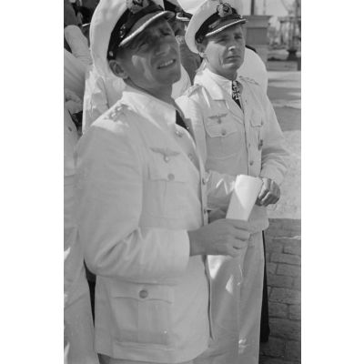 Walter Flachenberg et Engelbert  Endrass viennent accueillir le Kapitänleutnant Jost Metzler et l'équipage du sous-marin U-69 de retour au port de Saint-Nazaire.