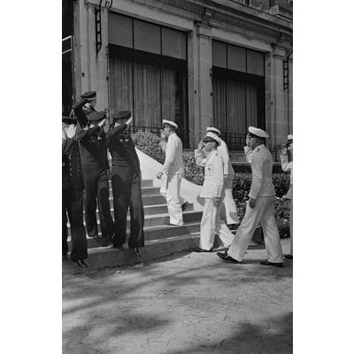 Les sous-mariniers Engelbert Endrass, Claus Korth, Heinrich Lehmann-Willenbrock, Erich Topp et Herbert Kuppisch s'approchent de l'hôtel Royal de La Baule où a lieu une exposition de peintres de guerre.