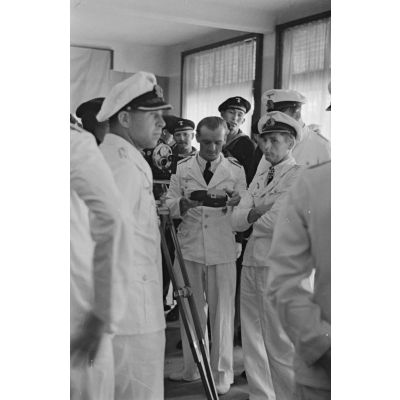 A l'hôtel Royal de La Baule, lors de l'exposition des peintres de guerre, le reporter et peintre de guerre Lothar-Günther Buchheim et le caméraman Herbert Lander en compagnie des sous-mariniers.
