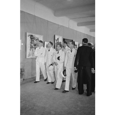 A l'hôtel Royal de La Baule, les sous-mariniers Engelbert Endrass, Claus Korth, Heinrich Lehmann-Willenbrock, Erich Topp et Herbert Kuppisch visitent une exposition de peintres de guerre.