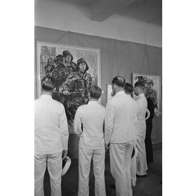 A l'hôtel Royal de La Baule, les sous-mariniers Engelbert Endrass, Claus Korth, Heinrich Lehmann-Willenbrock, Erich Topp et Herbert Kuppisch visitent une exposition de peintres de guerre