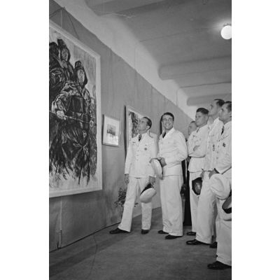 A l'hôtel Royal de La Baule, au centre de l'image, le reporter et peintre de guerre Lothar-Günther Buchheim lors de la visite de l'exposition présentant ses oeuvres.