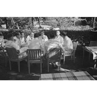 A La Baule, autour d'une table, le reporter Heinrich Schwich entouré par les sous-mariniers Engelbert Endrass, Claus Korth, Heinrich Lehmann-Willenbrock, Erich Topp et Herbert Kuppisch.