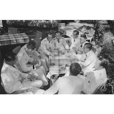 A La Baule, autour d'une table, le reporter Heinrich Schwich entouré par les sous-mariniers Engelbert Endrass, Claus Korth, Heinrich Lehmann-Willenbrock, Erich Topp et Herbert Kuppisch.