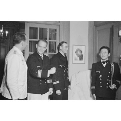 A Saint-Nazaire, une cérémonie non officielle lors de laquelle le commandant du sous-marin U-552, Erich Topp et ses deux lieutenants offrent un cadeau au reporter Heinrich Schwich.
