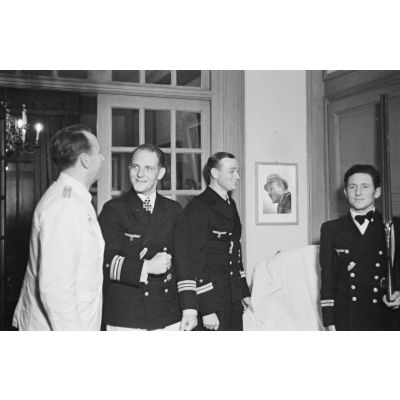 A Saint-Nazaire, une cérémonie non officielle lors de laquelle le commandant du sous-marin U-552, Erich Topp, et ses deux lieutenants, offrent un cadeau au reporter Heinrich Schwich.