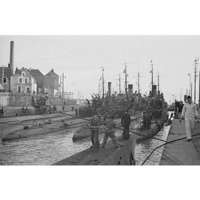 Dans le port de Saint-Nazaire, des dragueurs de mines protègent des sous-marins allemands peu avant leur appareillage.