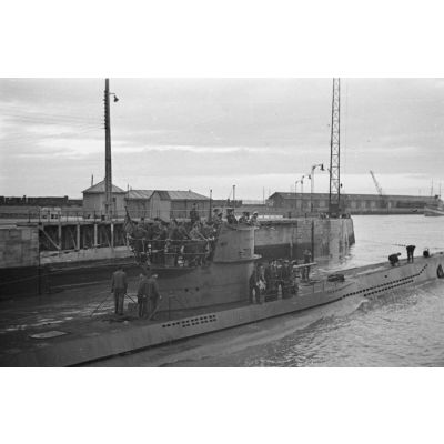Depuis le port de Saint-Nazaire, appareillage des sous-marins allemands pour leur mission en mer.