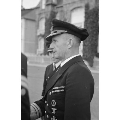 L'amiral Dönitz remet des décorations à l'équipage du sous-marin U-96 en présence de son commandant Lehmann-Villenbrock.