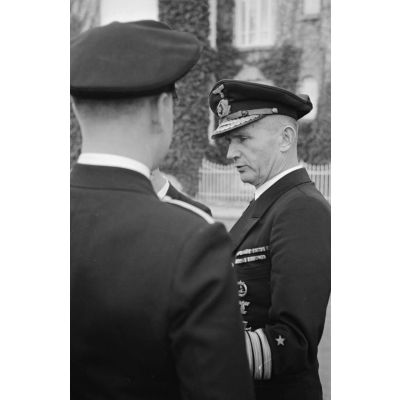L'amiral Dönitz remet des décorations à l'équipage du sous-marin U-96 en présence de son commandant Lehmann-Villenbrock.