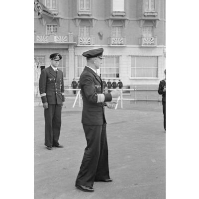 L'amiral Dönitz remet des décorations (croix de fer) en présence du capitaine de corvette (Korvettenkapitän) Herbert Sohler, représentant de la 7.Unterseebootsflottille.