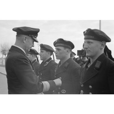 Devant l'hôtel Majestic de La Baule, l'amiral Karl Dönitz remet des croix de fer aux marins du U-Boot U-96.