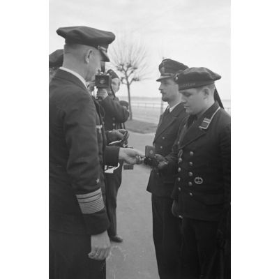 Devant l'hôtel Majestic de La Baule, l'amiral Karl Dönitz remet des croix de fer aux marins du U-Boot U-96.